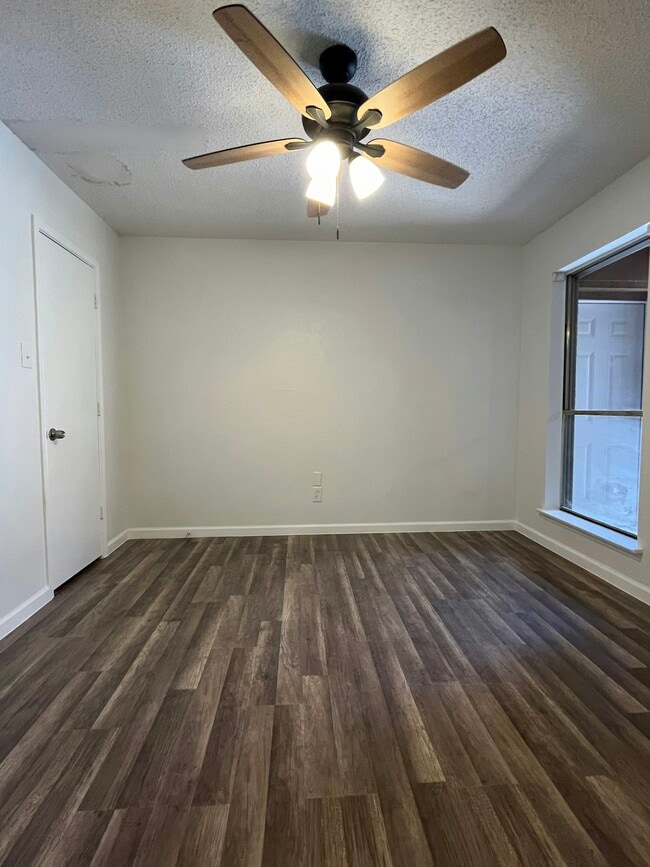 Building Photo - 6862 S Creek Dr