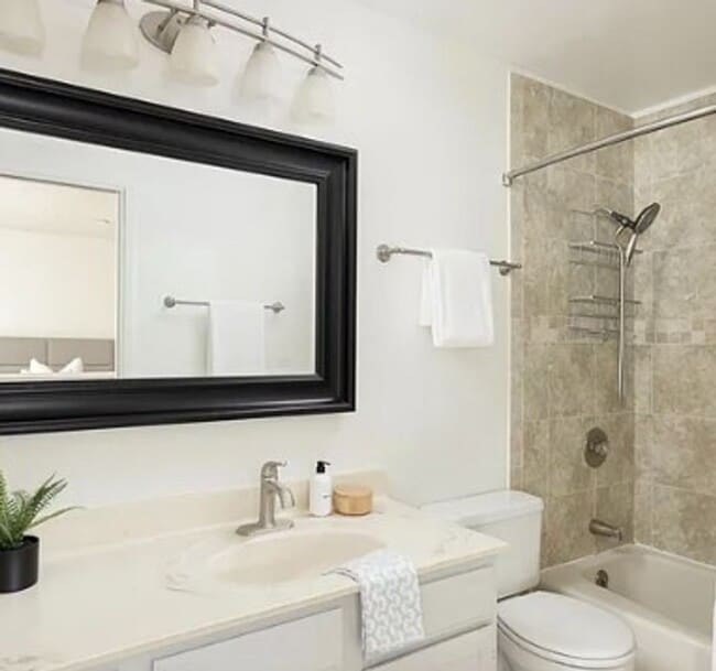 Building Photo - Upgraded townhome in central location !