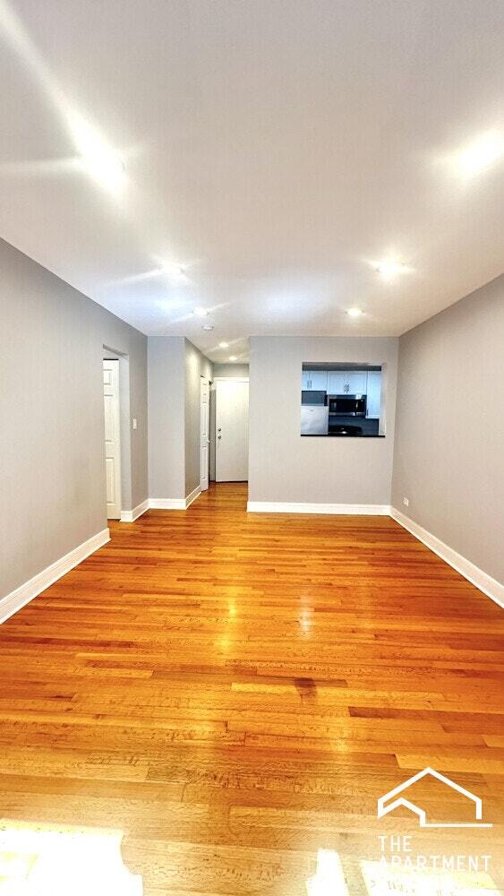 Building Photo - 6956 N Sheridan Rd