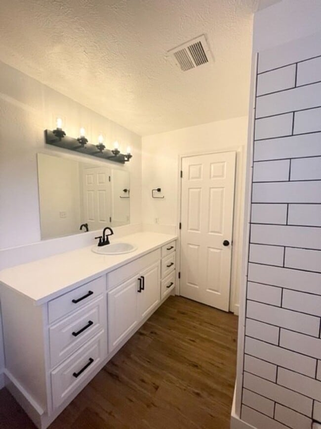 Building Photo - 3 bedroom, 3 bathroom home in the heart of Elk Grove