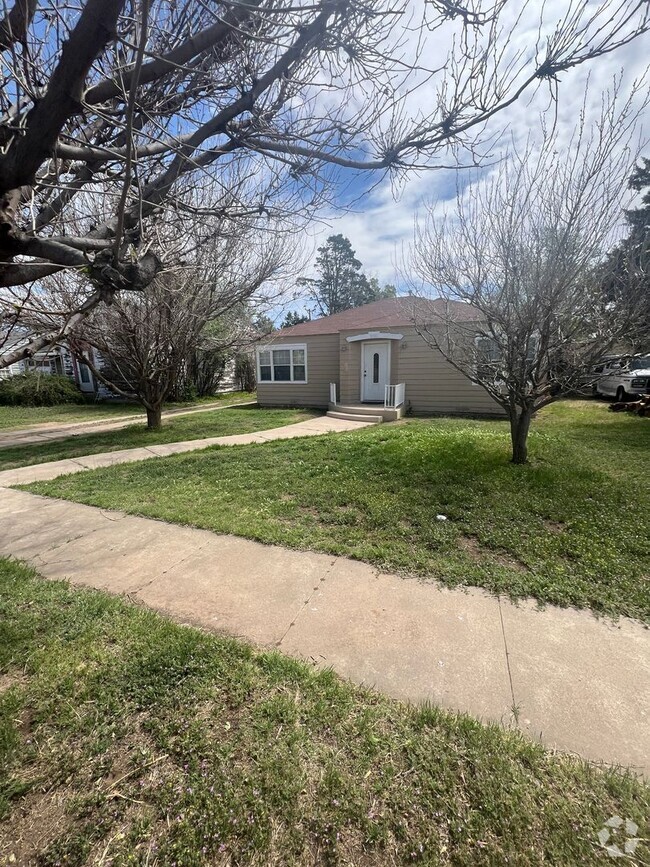Building Photo - Large home in Great area