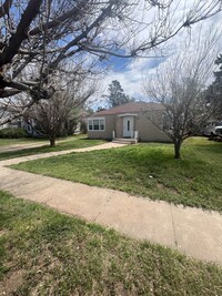Building Photo - Large home in Great area