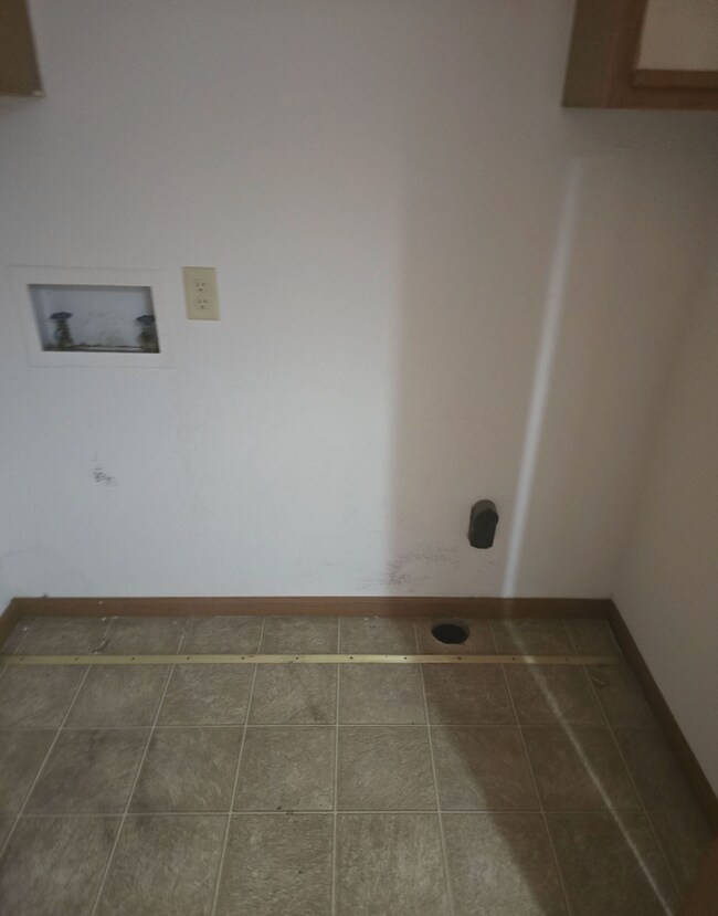 Building Photo - Great 3 Bed 2 Bath 2 Car Garage Flat Duplex- Pets ok!