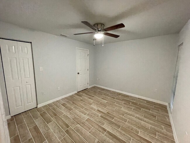 Building Photo - Beautiful Single Family Home! $2395/1085ft2-South Sarasota, 3-Bed/2-Bath, Fully Renovated: Annual...