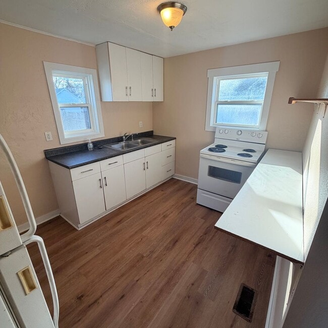 Building Photo - 2216 N Oak St