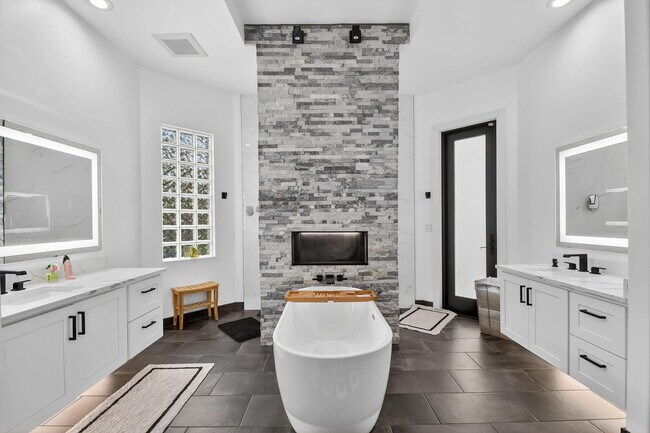 Building Photo - 10337 Trianon Pl