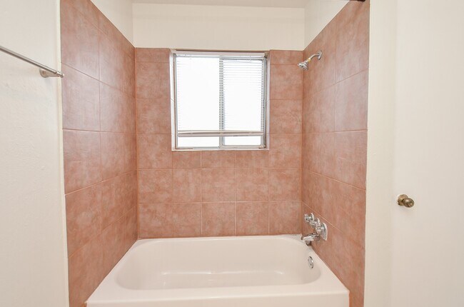 Building Photo - 2121 Fountain View Dr