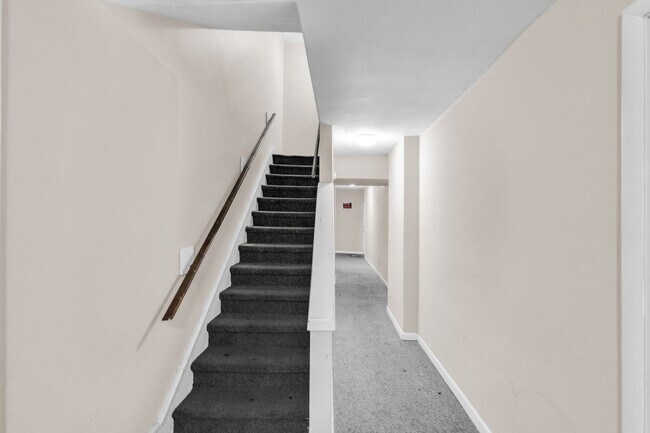 Building Photo - 439 Walnut St