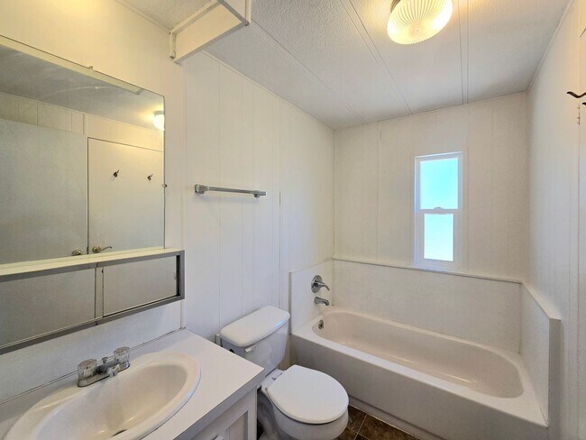 Building Photo - 1529 NW Avon Ct