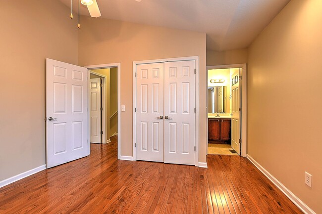 Building Photo - 2121 S Greenwood Dr