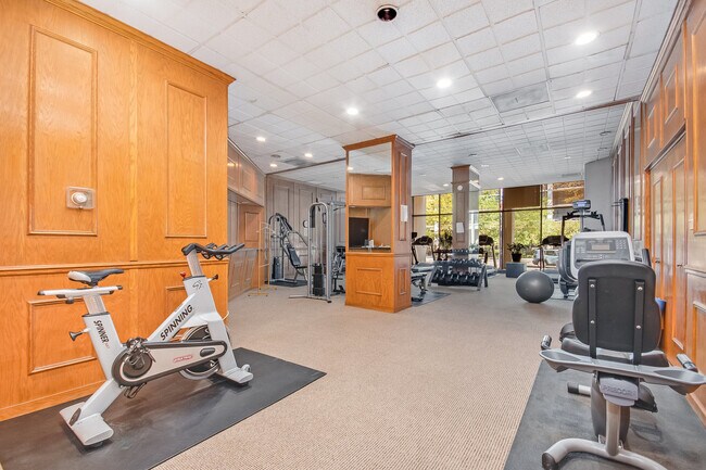 Building Photo - 1540 N La Salle Dr