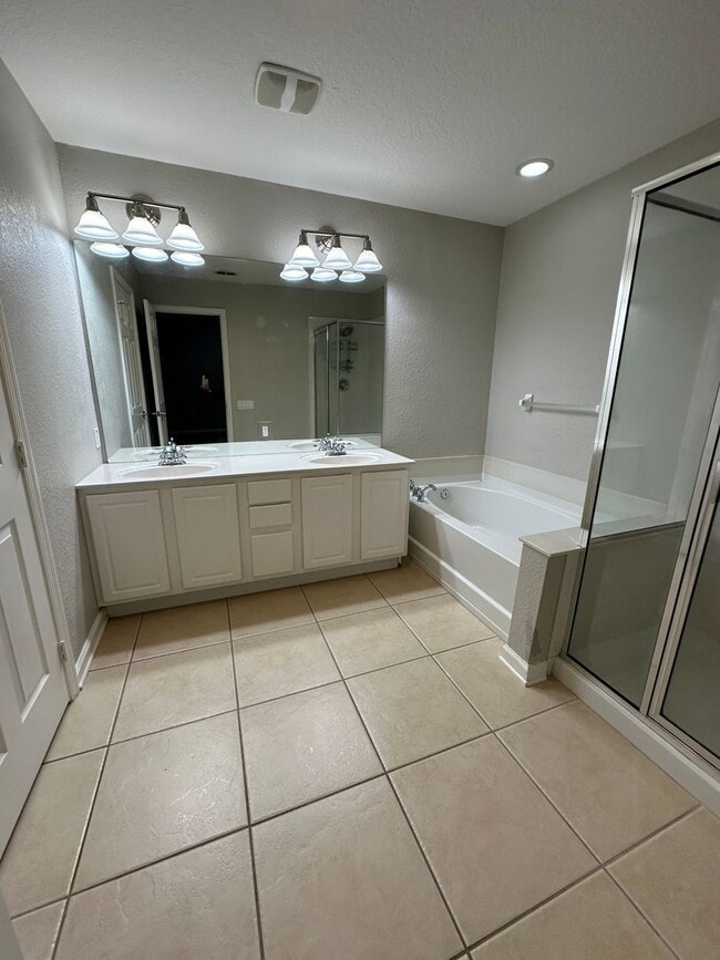 Building Photo - Well maintained townhouse in Spring Isle