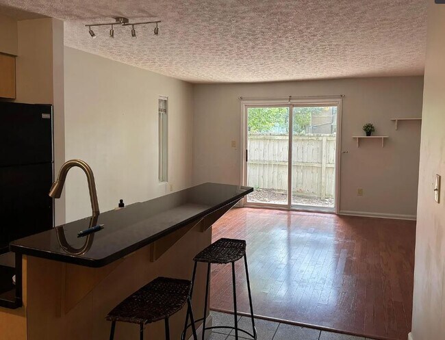 Building Photo - 945 Quay Ave