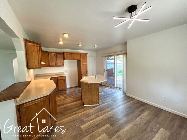 Building Photo - Lovely 2 Bedroom 1 Bathroom now available ...