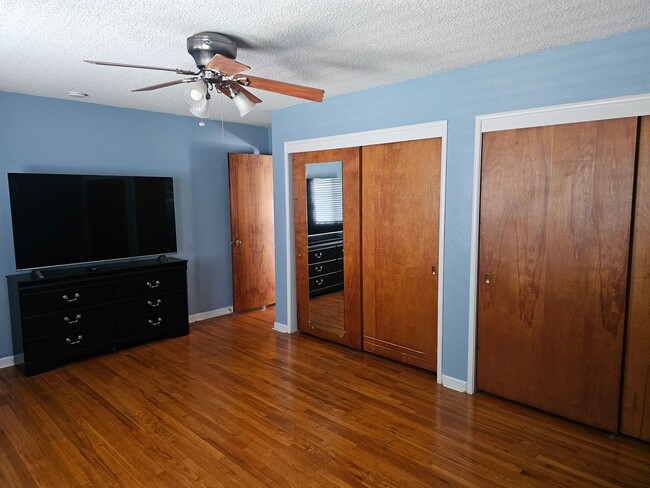 Building Photo - Cute partially furnished apartment with sm...
