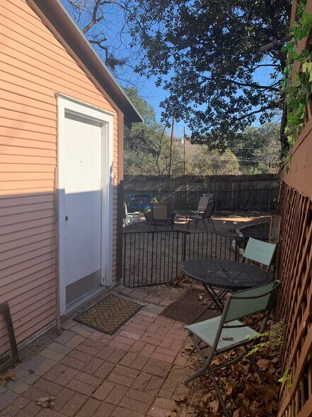 Building Photo - 520 E Live Oak St