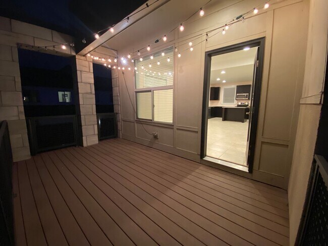 Building Photo - Luxury Townhome!