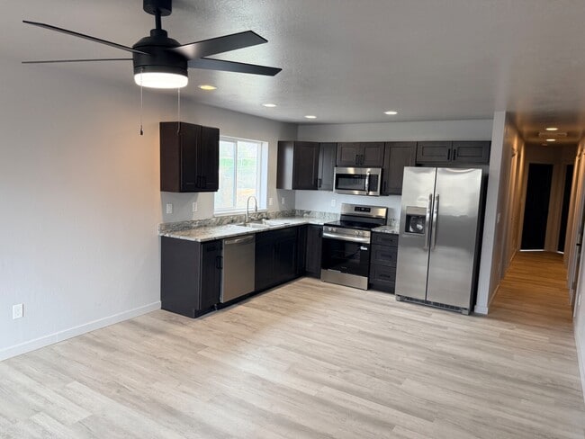 Building Photo - Division St