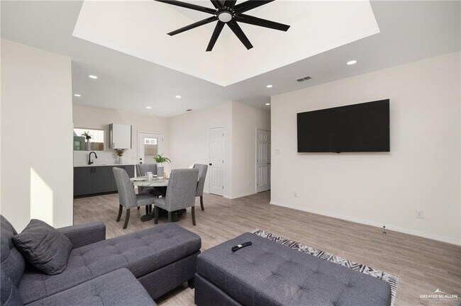 Building Photo - 10 Karen Dr