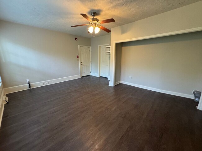 Building Photo - Large 4/2.5 House in S Rome $1,350