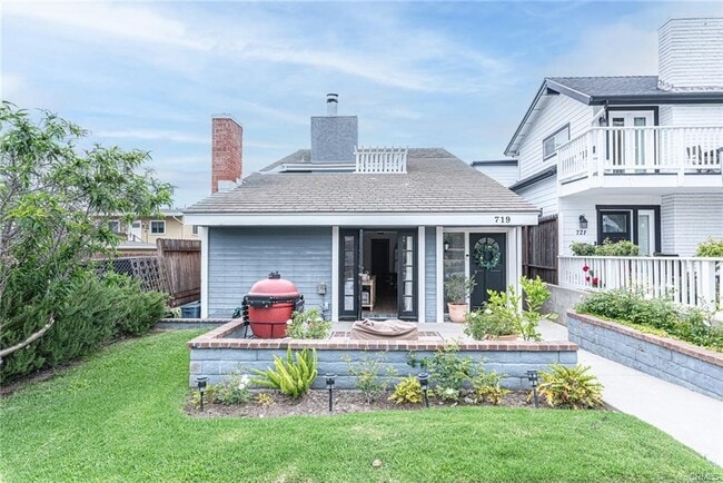 Building Photo - 719 Poinsettia Ave