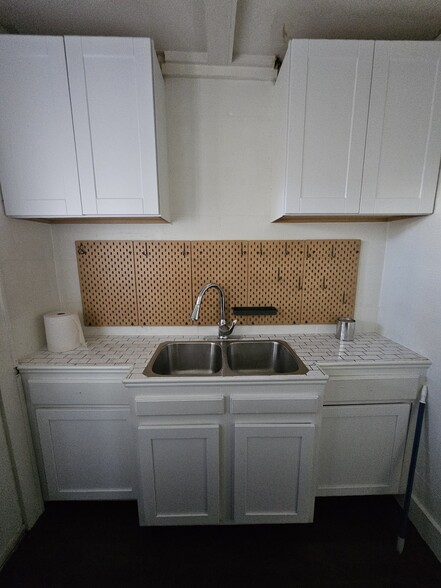 Kitchen - 1302 W Bell St