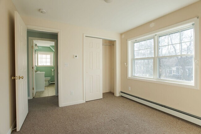 Building Photo - 7 Youngs Ln