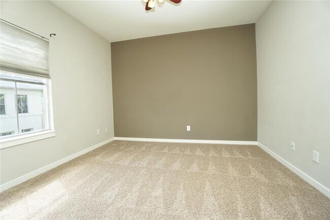 Building Photo - Stunning Townhouse In A Great Location Near Memorial Park!