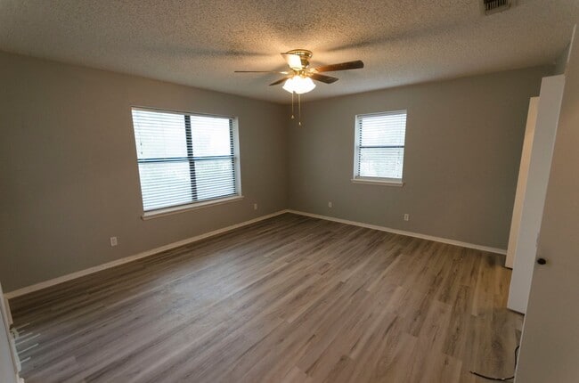 Building Photo - Wonderful Country Living close to town AVAILABLE NOW!