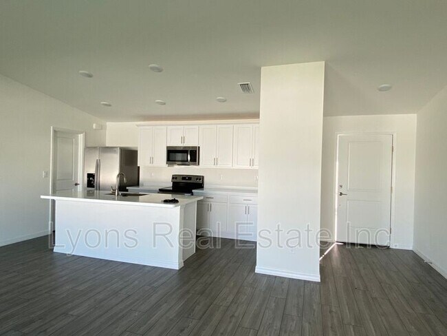 Building Photo - 2744 NE 5th Pl