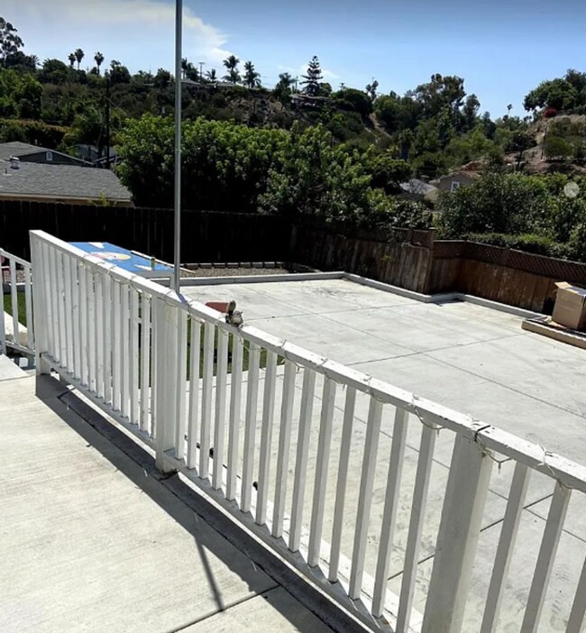 Building Photo - 6 Bed/ 5 Bath on Campanile! Large back are...