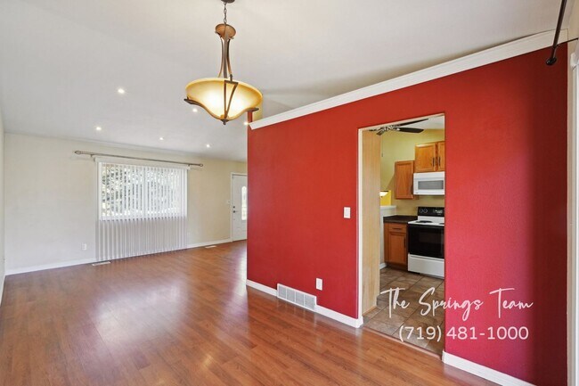 Building Photo - INVITING 3BD HOME w/ SPACIOUS LAYOUT & CHARM - Security Deposit Waiver Available