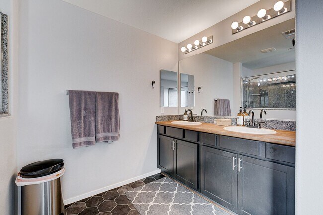 Building Photo - Stunning 3 Bed Home with Loft, Den & Upgraded Kitchen