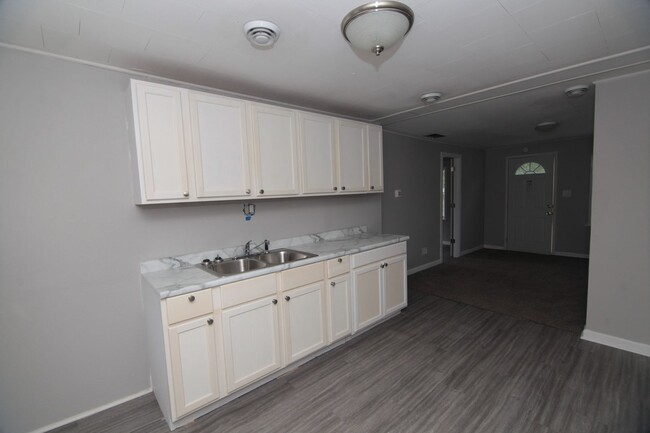 Building Photo - Newly Rehabbed 1-Bedroom Home – Pet Friend...