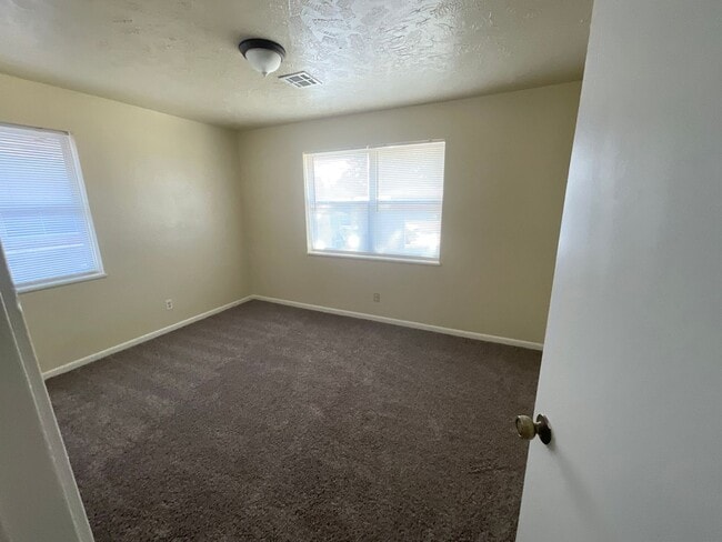 Building Photo - 3 Bed, 2 Bath, 1 Car Garage