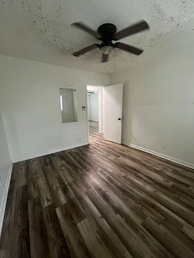 Building Photo - Charming and updated 2-bedroom, 1-bath duplex conveniently located in Durham