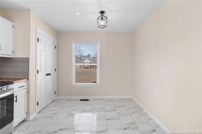 Building Photo - 166 Oakview Dr