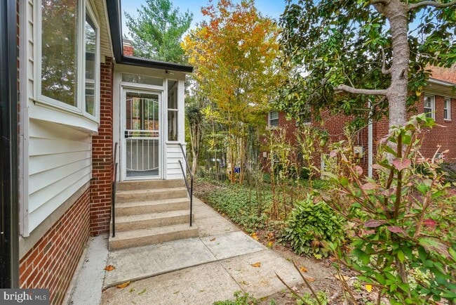 Building Photo - 1203 Brantford Ave