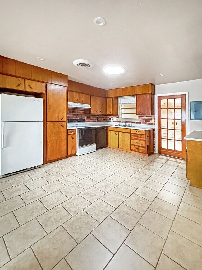 Building Photo - 615-617 East Sunset Circle