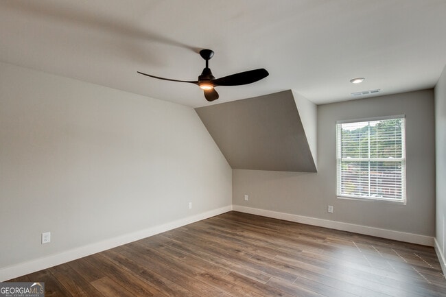 Building Photo - 119 Chateau Dr SE
