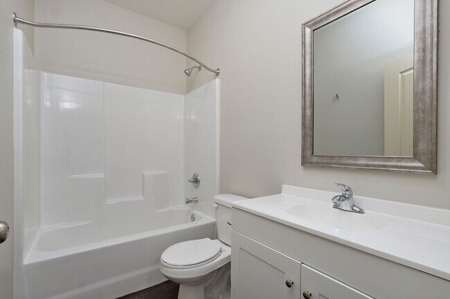 Building Photo - 1320 E Elm St