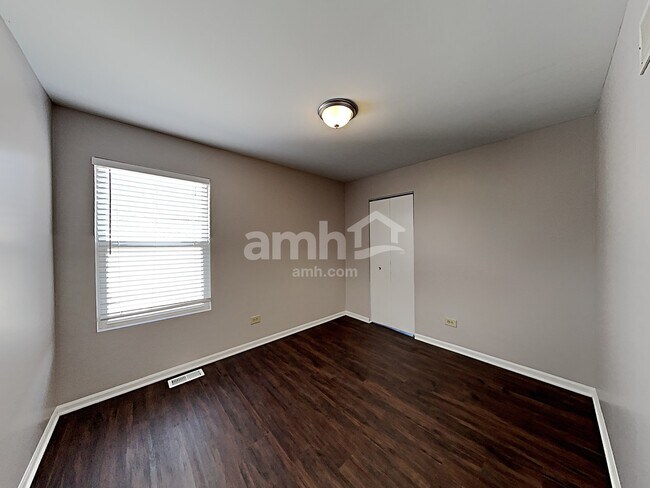 Building Photo - 5756 Emerald Pointe Drive
