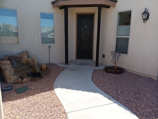 Building Photo - Stunning 4 bedroom, 3.5 bathroom home! Sho...