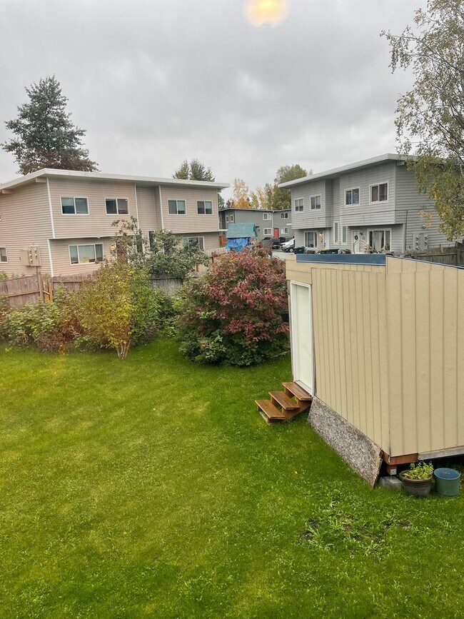 Building Photo - 3 Bed/1 Bath - Heat included!