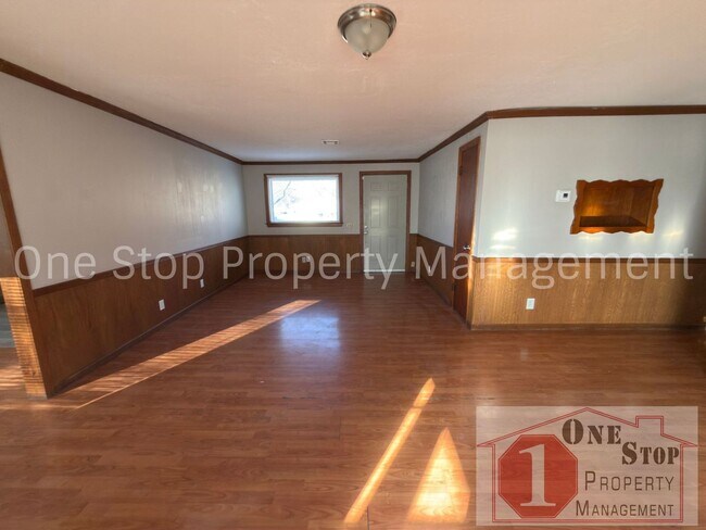 Building Photo - Amazing 3 Bedroom, 1.5 Bathroom in Raytown!