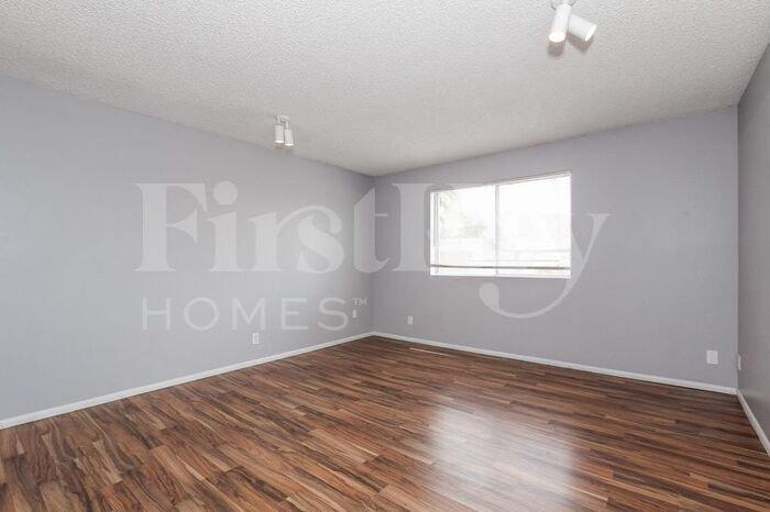 Building Photo - 2208 W Dahlia Dr