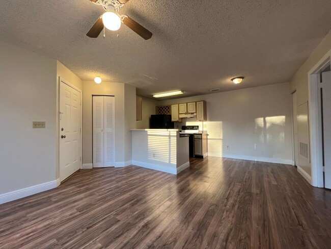 Building Photo - Lake Mary Condo ~ New Paint, Laminate Floo...