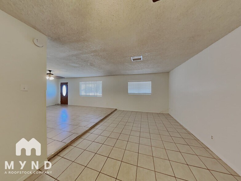 Building Photo - 5619 N 61st Cir