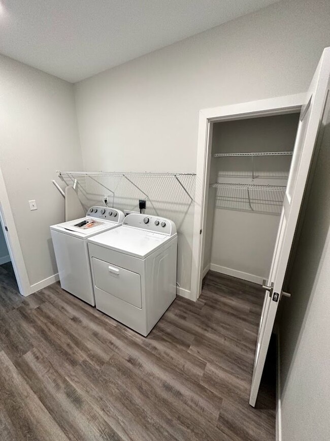 Building Photo - LAKE VIEW- 3 Bedroom Condo