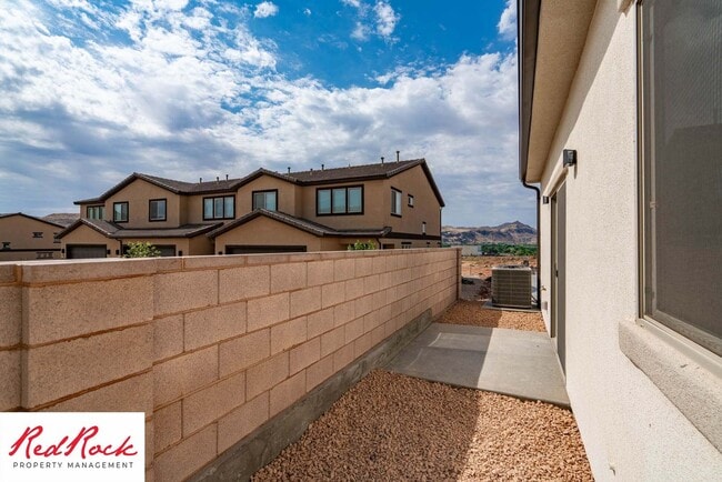 Building Photo - Beautiful Townhome in Hurricane Heights!